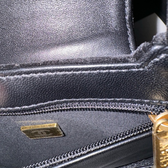 Chanel Métiers d'Art 2024
Known as Chanel Kelly bag  “Nano” Black velvet handbag - Picture 8 of 12